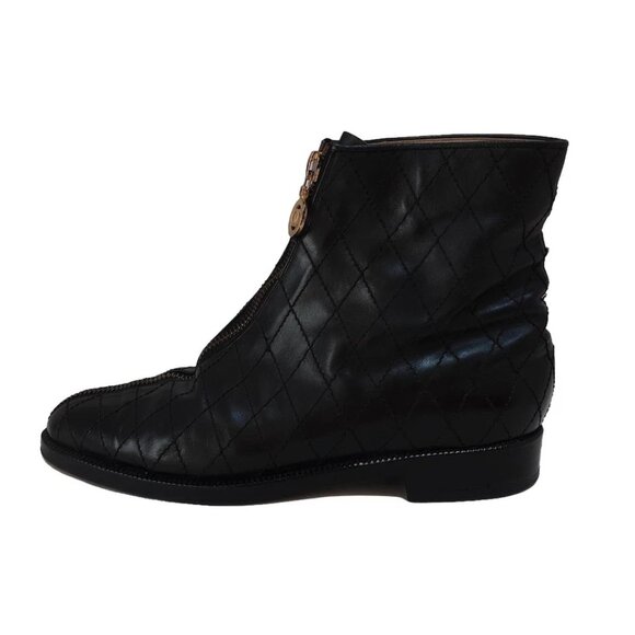 CHANEL Matelasse - Black Calf Leather Boots Gold hardware 399-030525 - Picture 1 of 7